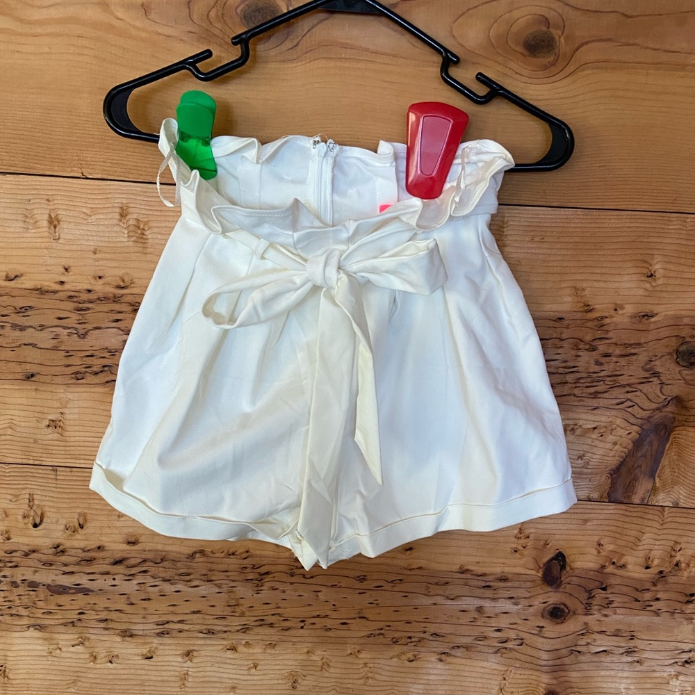 White paper bag shorts very cute never worn Brand Spanking new adorable cute